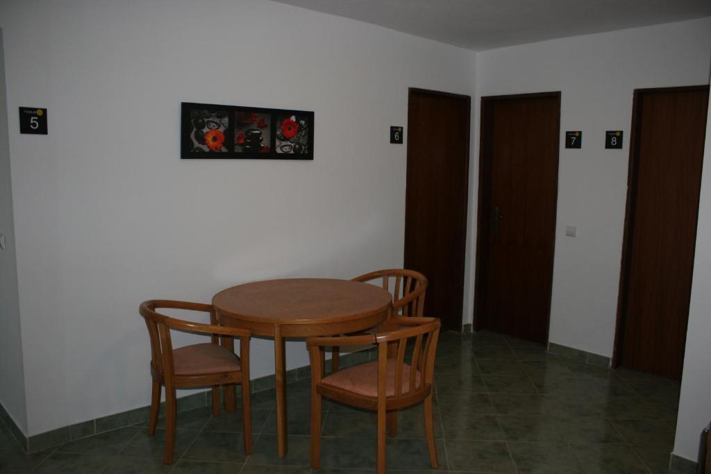 3Hb Faro Ξενοδοχείο Εξωτερικό φωτογραφία A typical dining room